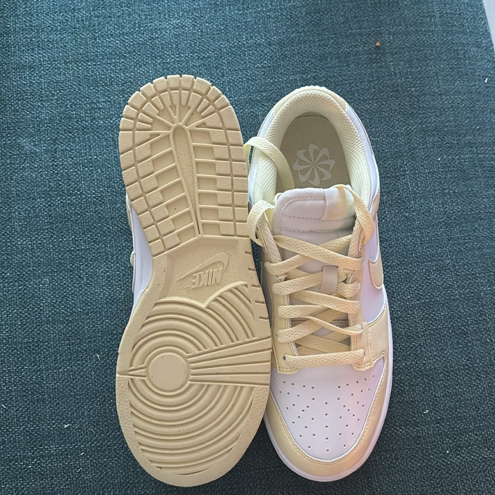 Woman’s dunks - Picture 2 of 3